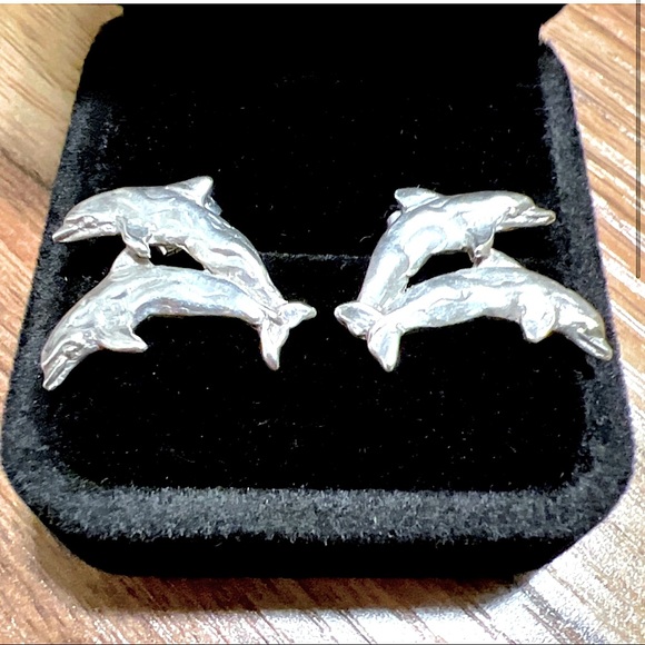 3/$30 🌸 Sterling silver artisan crafted
dolphin earrings - Picture 4 of 4